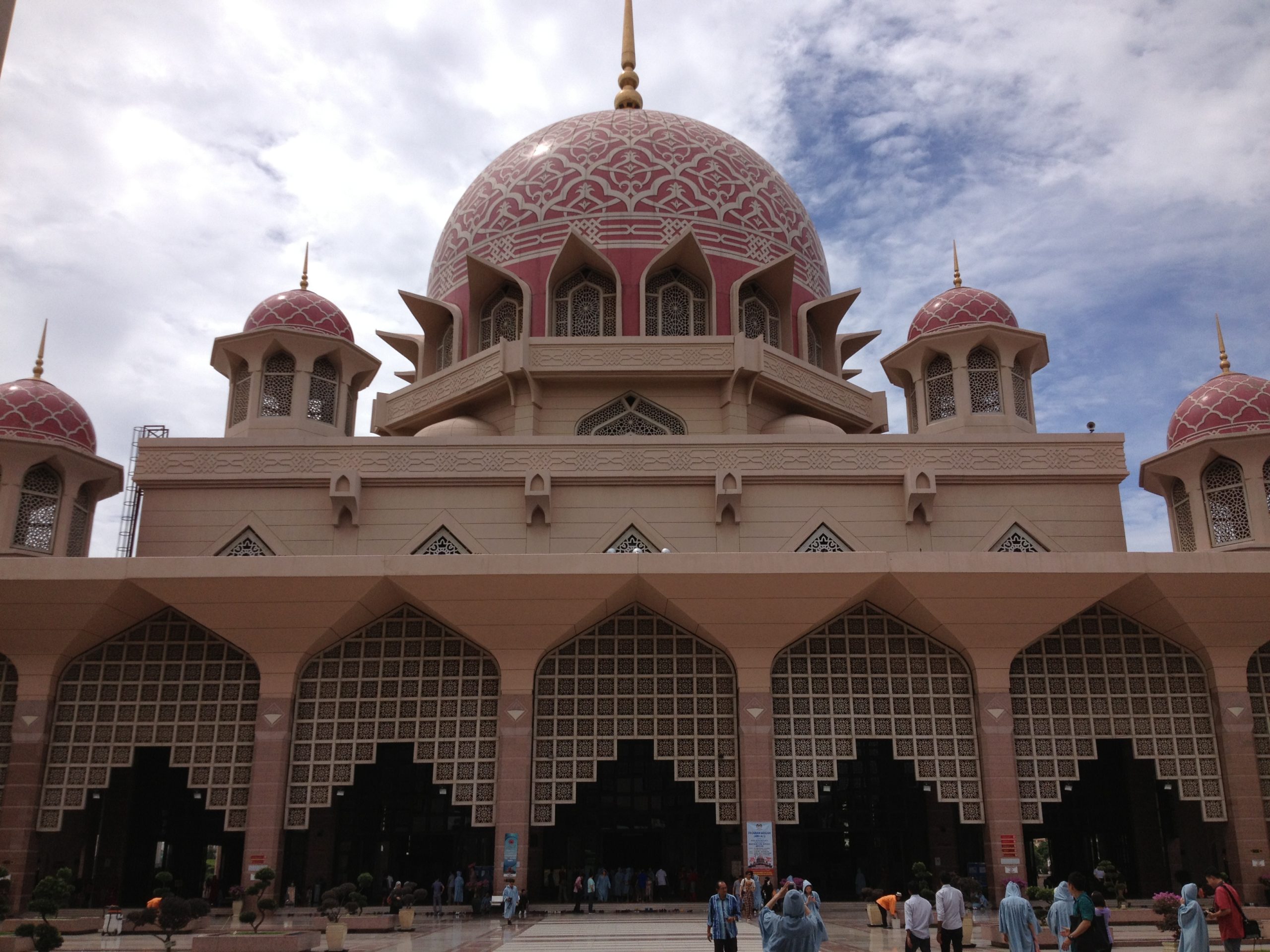 マレーシアで絶対行くべき観光スポットは？ プトラジャヤのピンクモスク